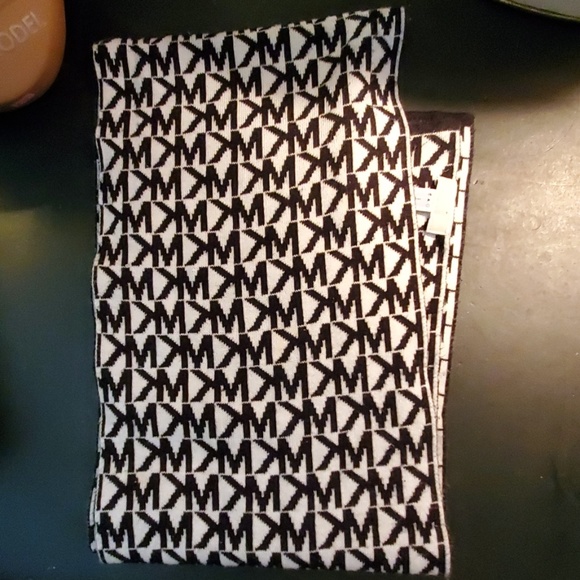 MK MICHAEL KORS WINTER SCARF - Picture 3 of 4